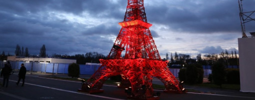 Installation de la tour eiffel rouge en chaises à la COP 21